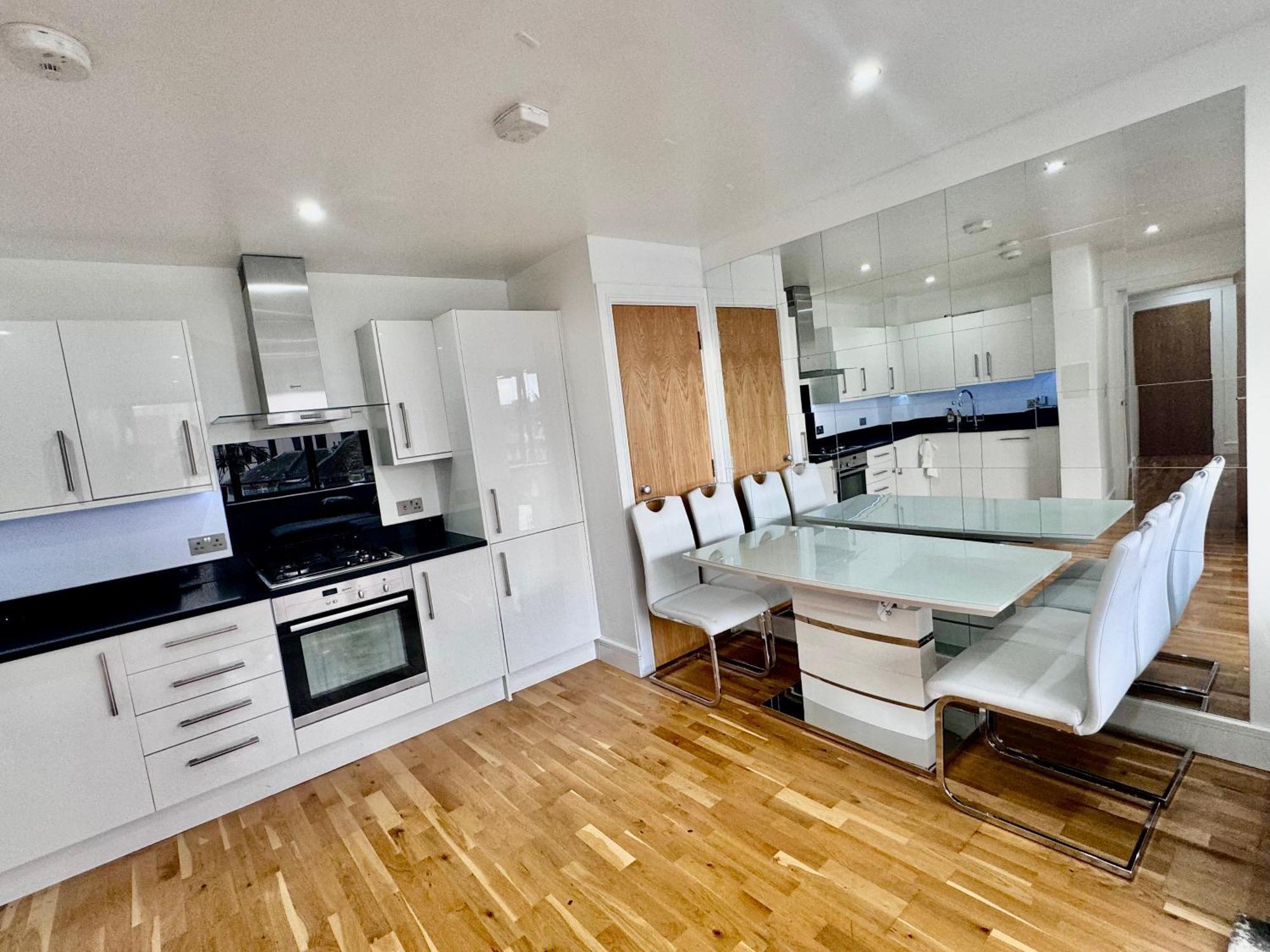 Luxury 2 Bed Entire Apartment-Near Tube & Shopping Centre Хароу Екстериор снимка