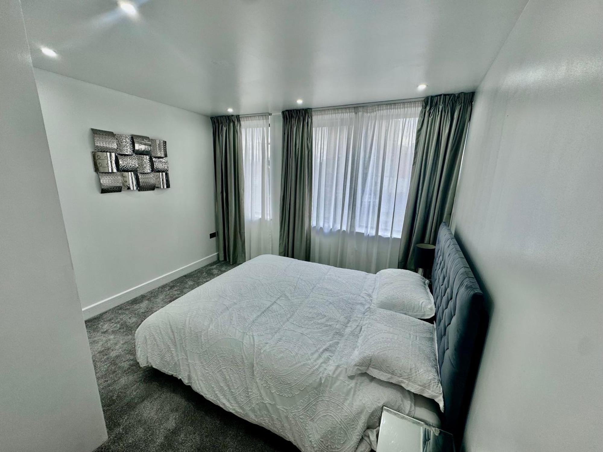 Luxury 2 Bed Entire Apartment-Near Tube & Shopping Centre Хароу Екстериор снимка